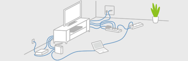 あちこちから何種類ものケーブルが…