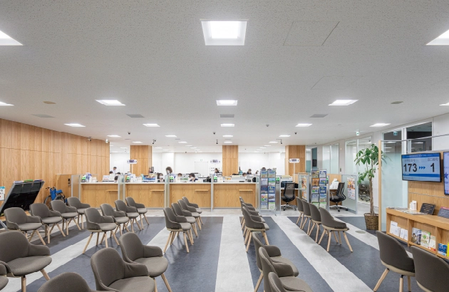 LED照明リニューアルにより明るく快適な窓口空間を実現した、東邦銀行白河支店の営業店内観