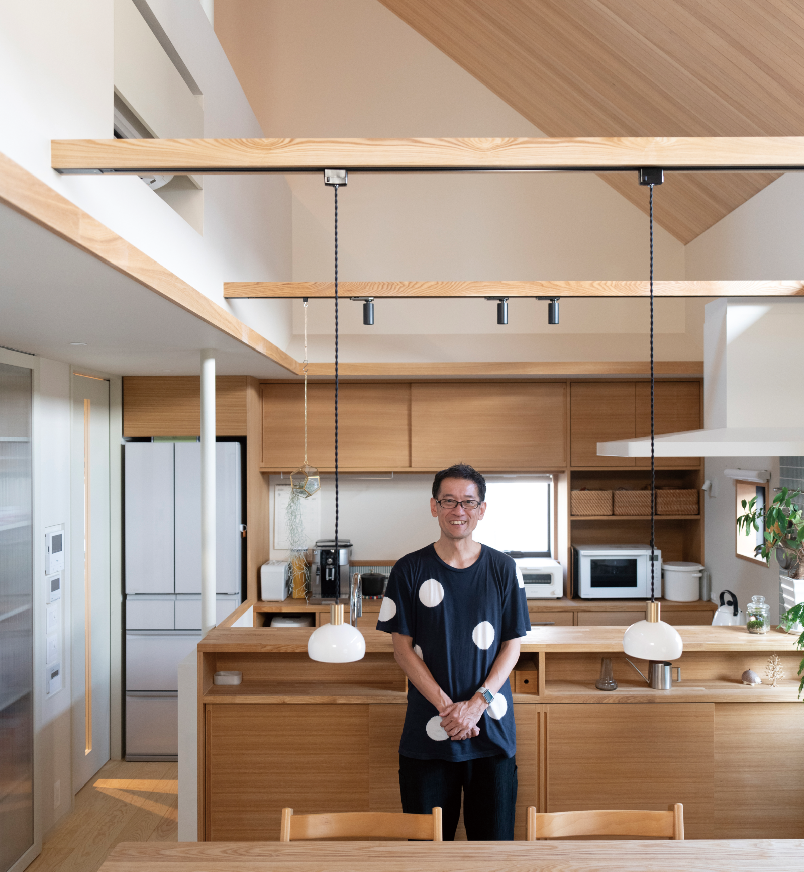 アーキデザインの商品が採用された住宅「drop」のリビング・ダイニング。設計はリオタデザイン関本竜太さん。