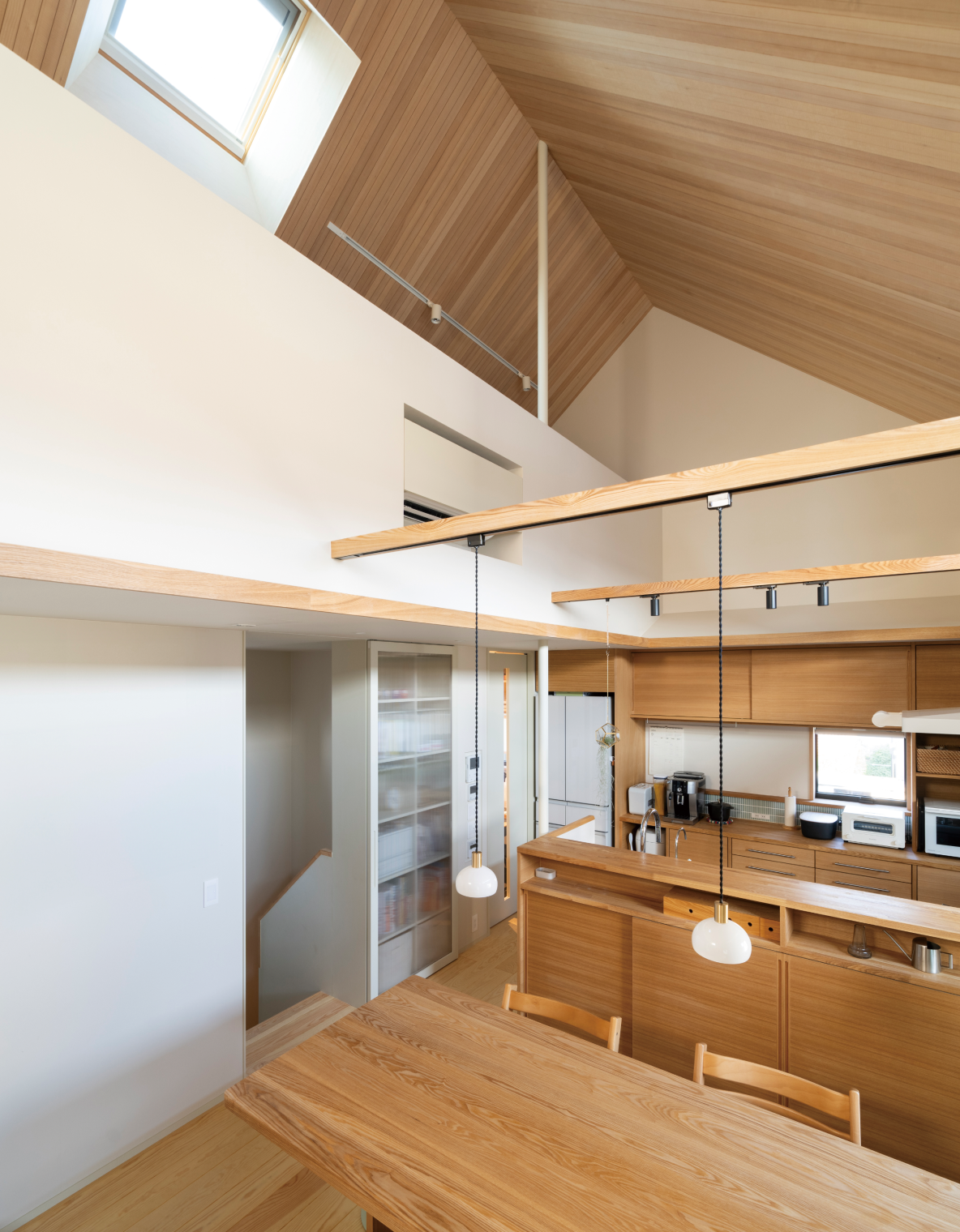 アーキデザインの商品が採用された住宅「drop」のリビング・ダイニング。