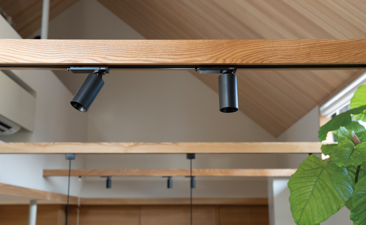 アーキデザインの商品が採用された住宅「drop」のリビング・ダイニング。ダクトレールに取り付けられたスポットライト。