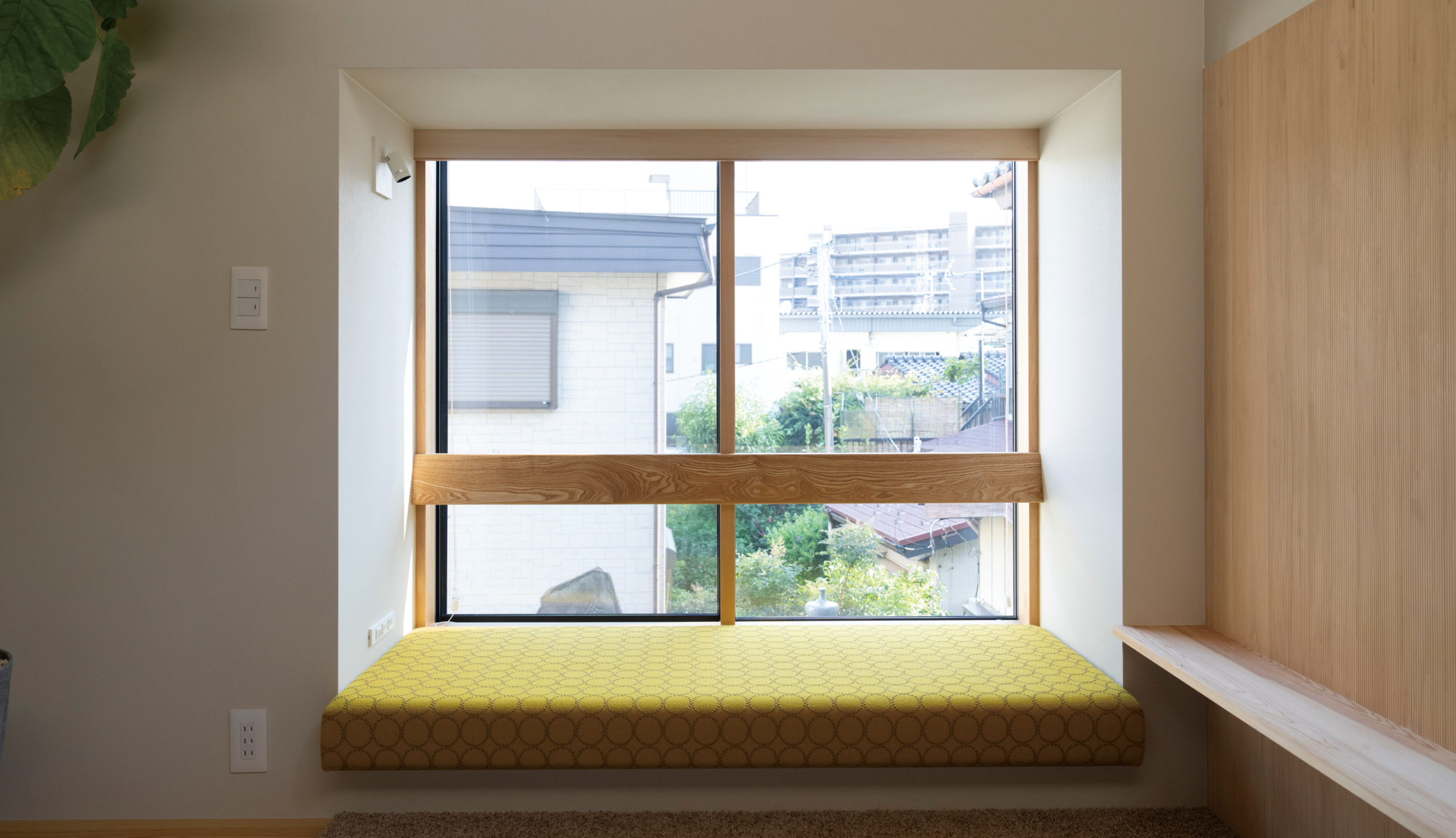 アーキデザインの商品が採用された住宅「drop」のラウンジ出窓。