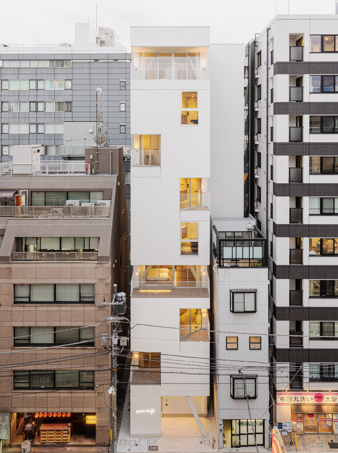 アーキデザインの商品が採用された東京・日本橋のモダンホテル「Hotel Rakuragu」の外観。