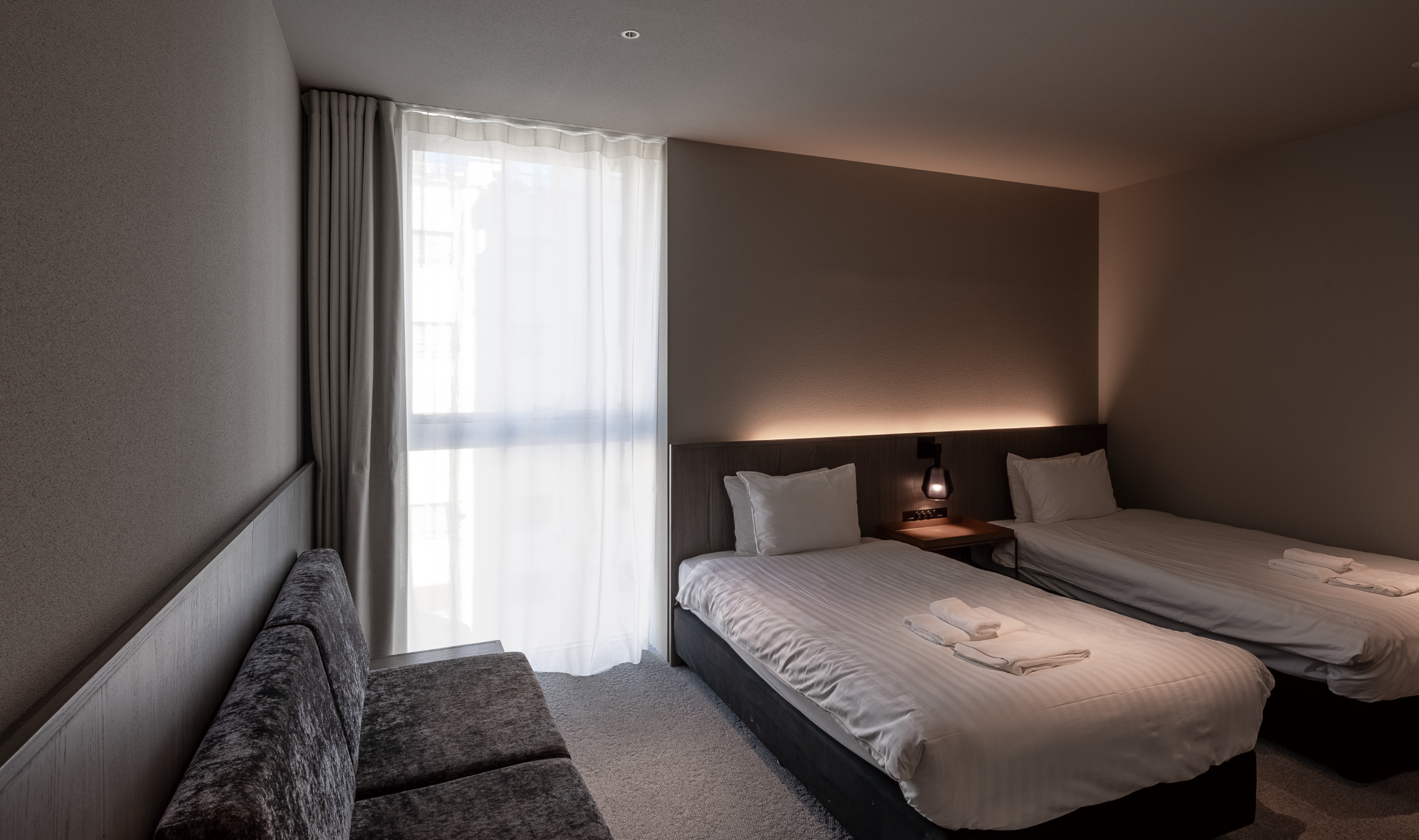 アーキデザインの商品が採用された東京・日本橋のモダンホテル「Hotel Rakuragu」の客室。601号室のベッド。