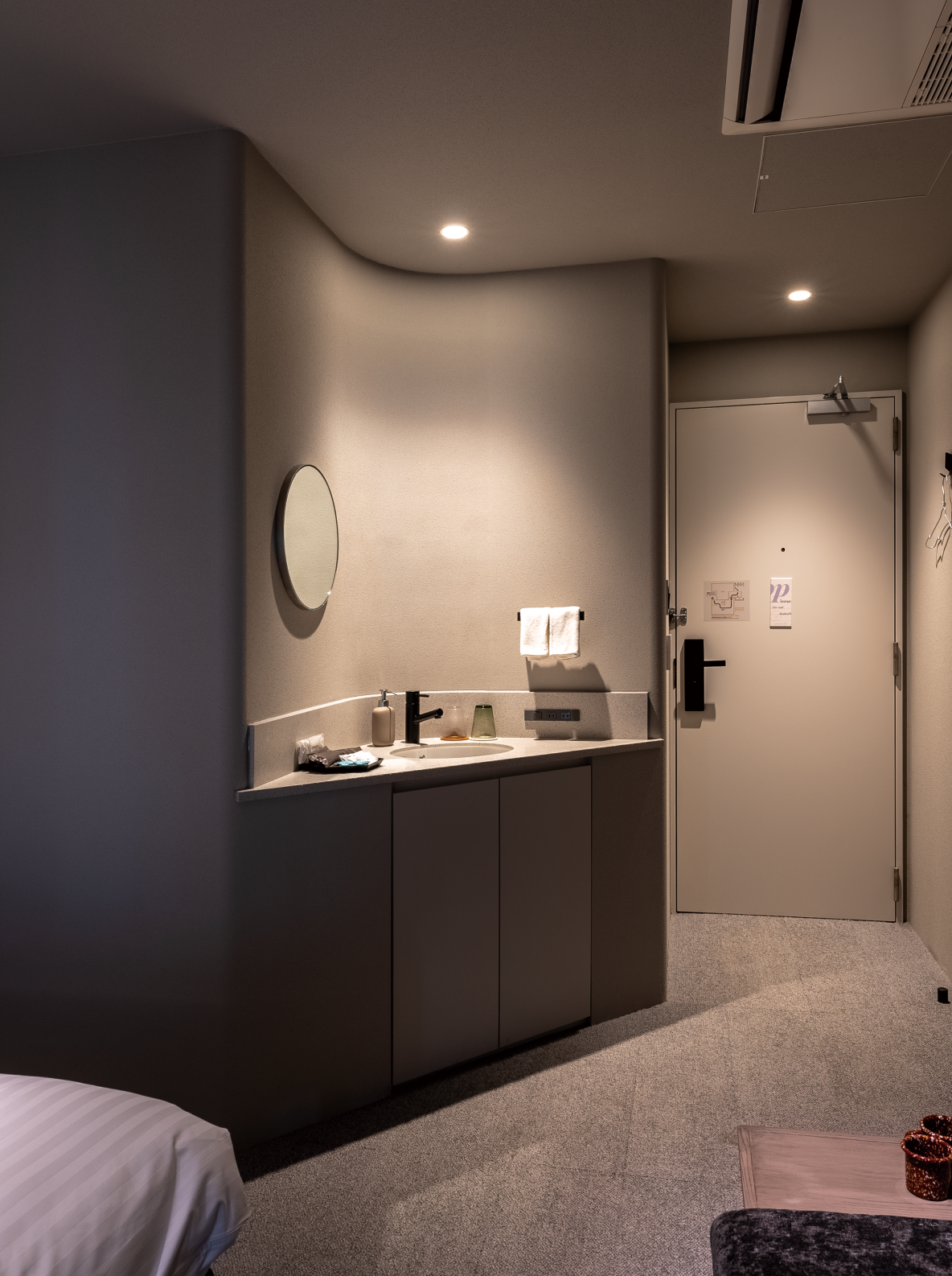 アーキデザインの商品が採用された東京・日本橋のモダンホテル「Hotel Rakuragu」の客室。601号室の洗面台。