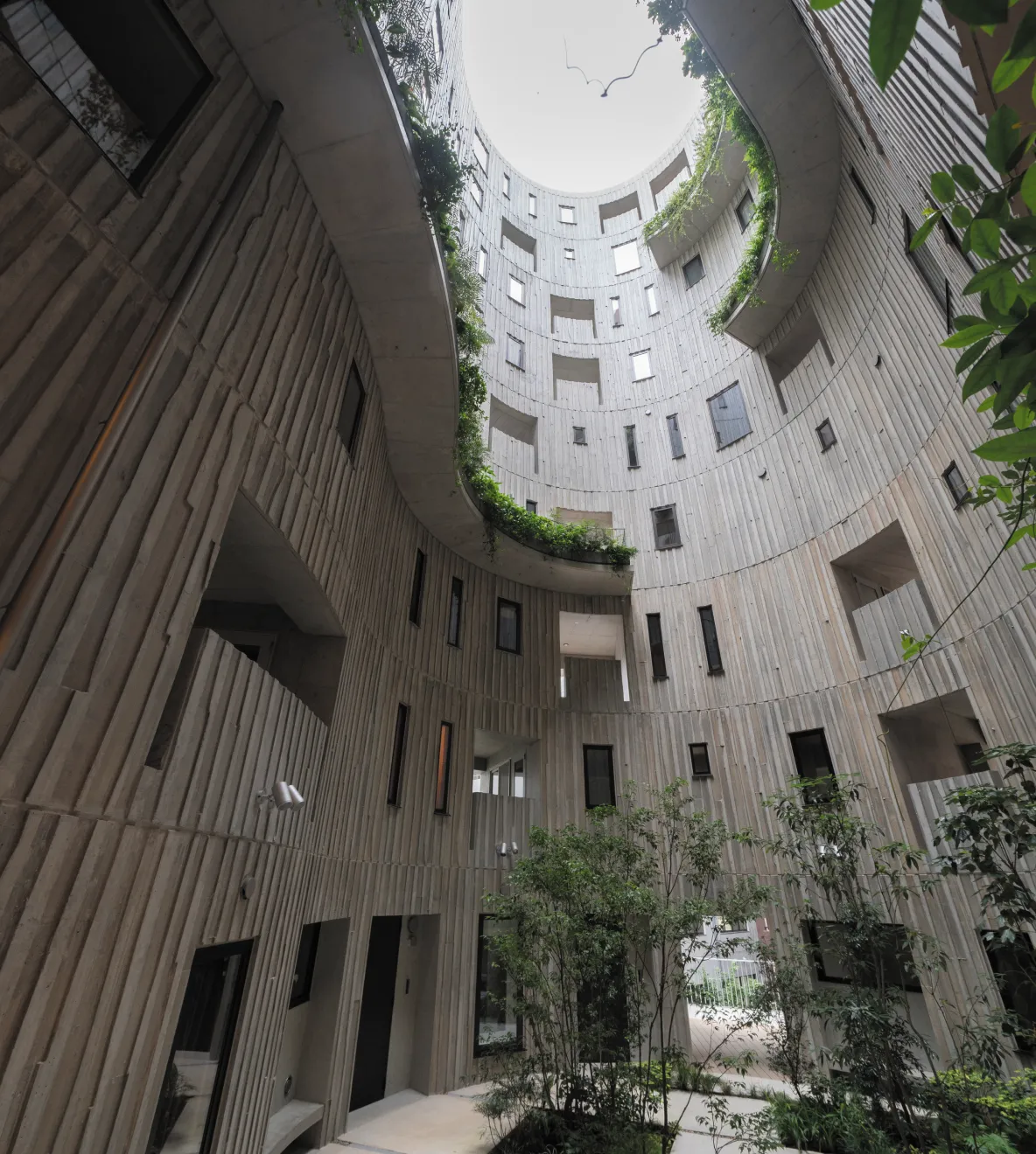 アーキデザインの商品が採用された「天神町place」の吹き抜け空間