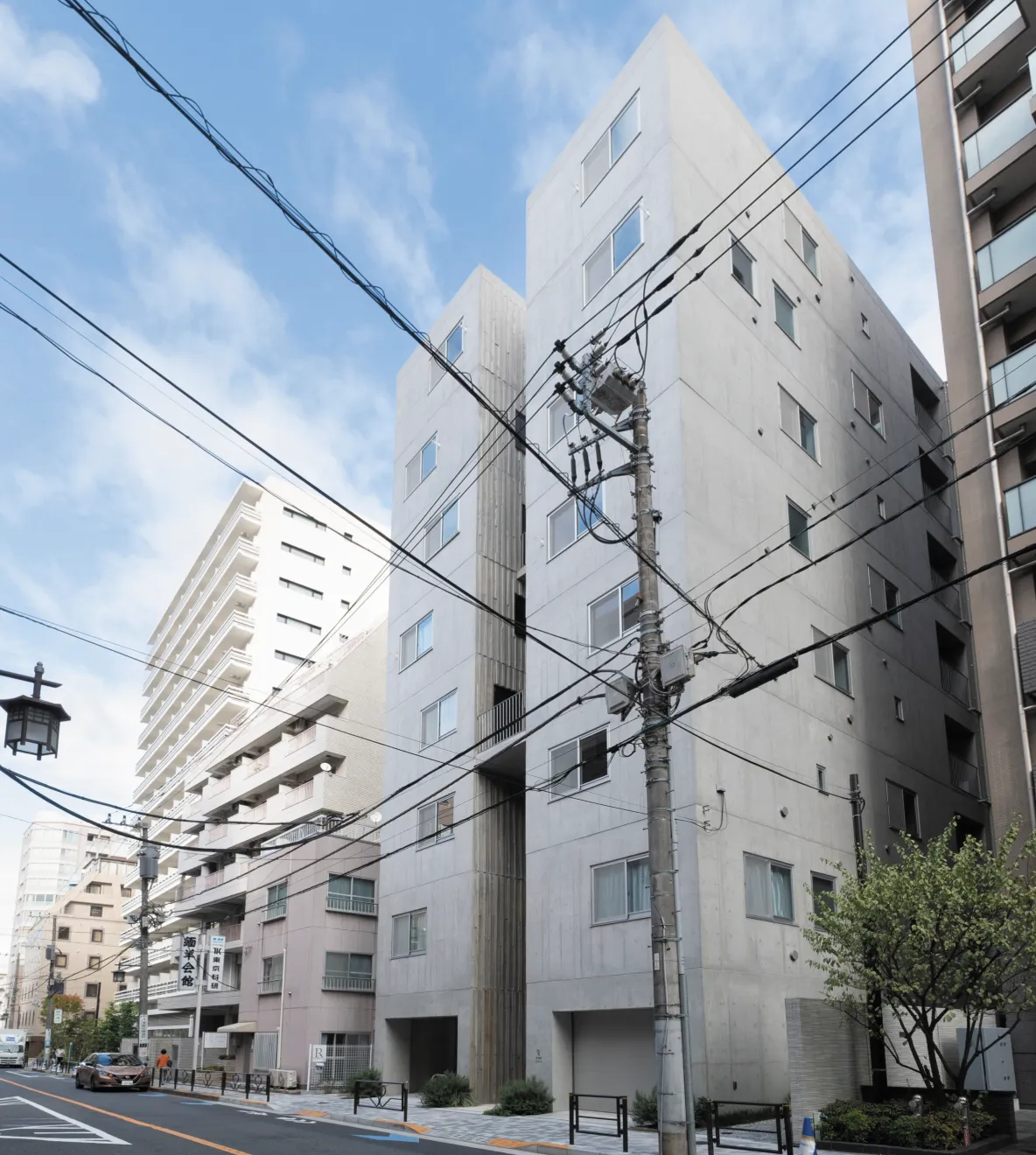 アーキデザインの商品が採用された「天神町place」の通り沿い