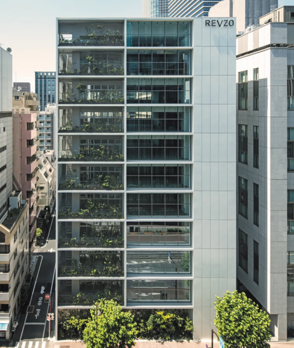アーキデザインの商品が採用された「REVZO虎ノ門」の北側外観