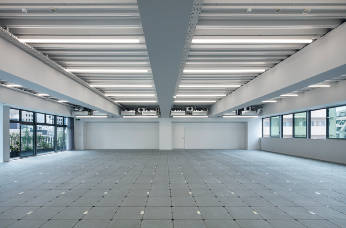 アーキデザインの商品が採用された「REVZO虎ノ門」の10階北側の共用ラウンジ