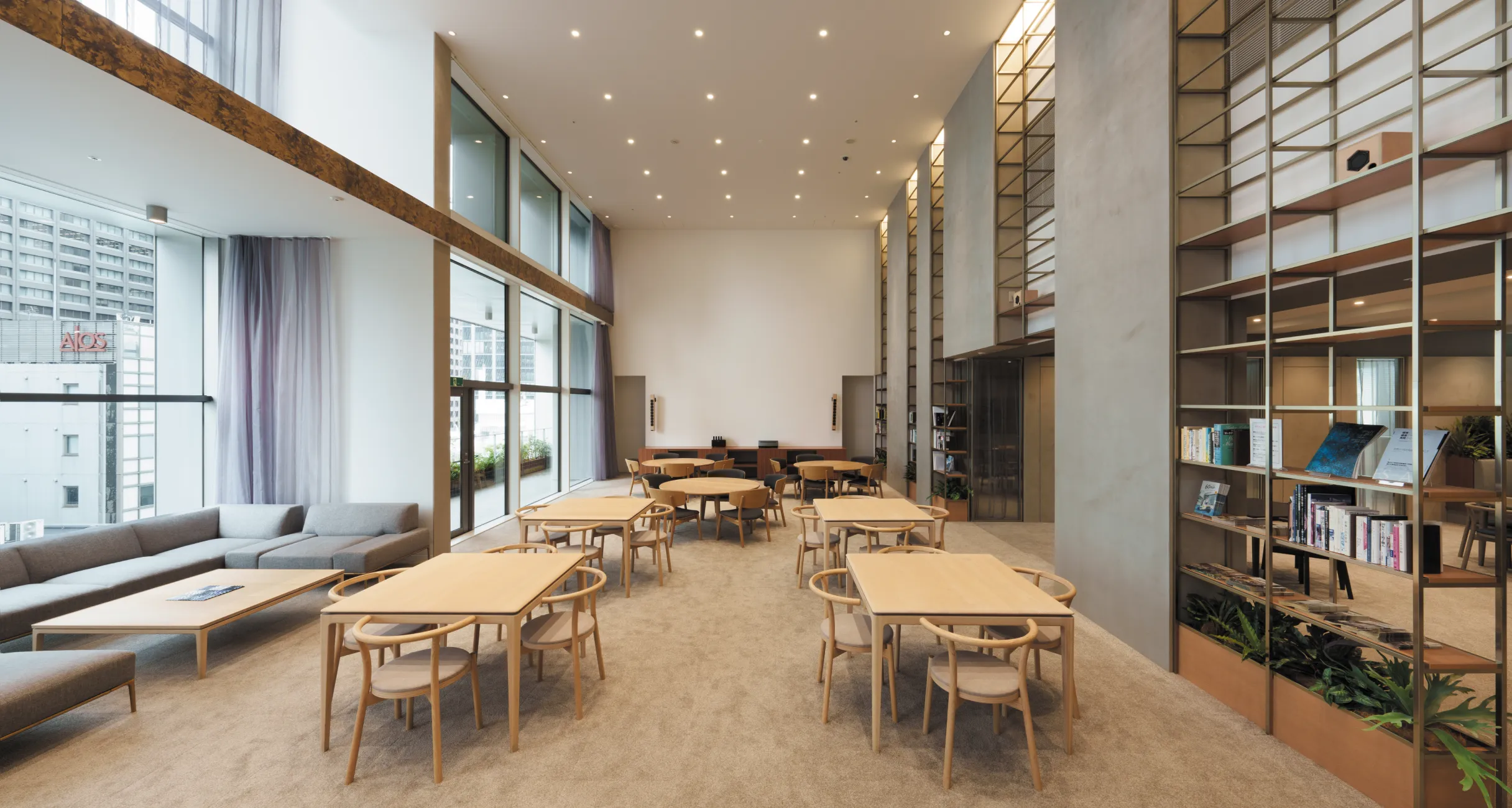 アーキデザインの商品が採用された「REVZO虎ノ門」の10階北側の共用ラウンジ
