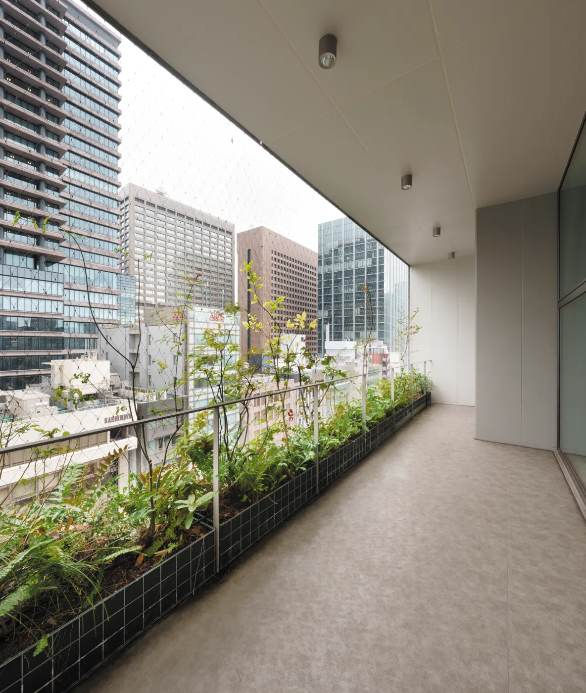 アーキデザインの商品が採用された「REVZO虎ノ門」のバルコニー