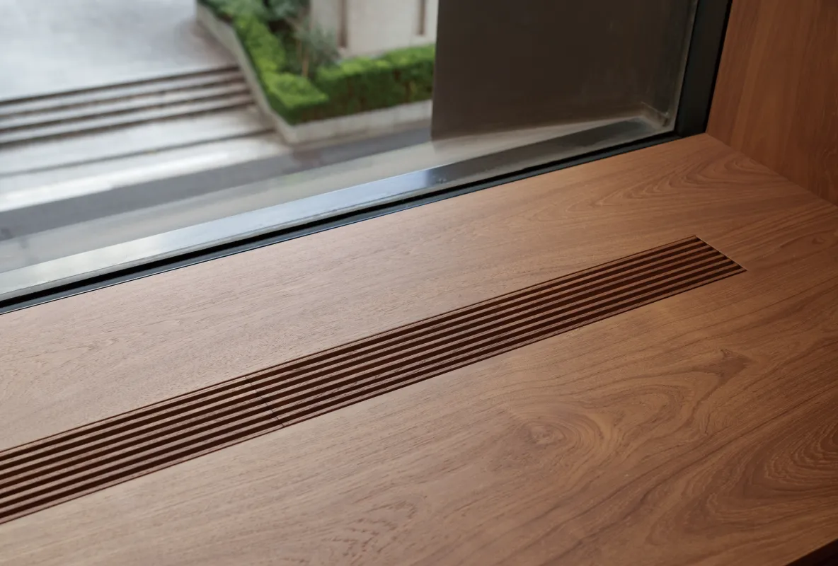 アーキデザインの商品が採用された「三井物産都市開発 本社オフィス」 の枠下には既存の空調を納めている