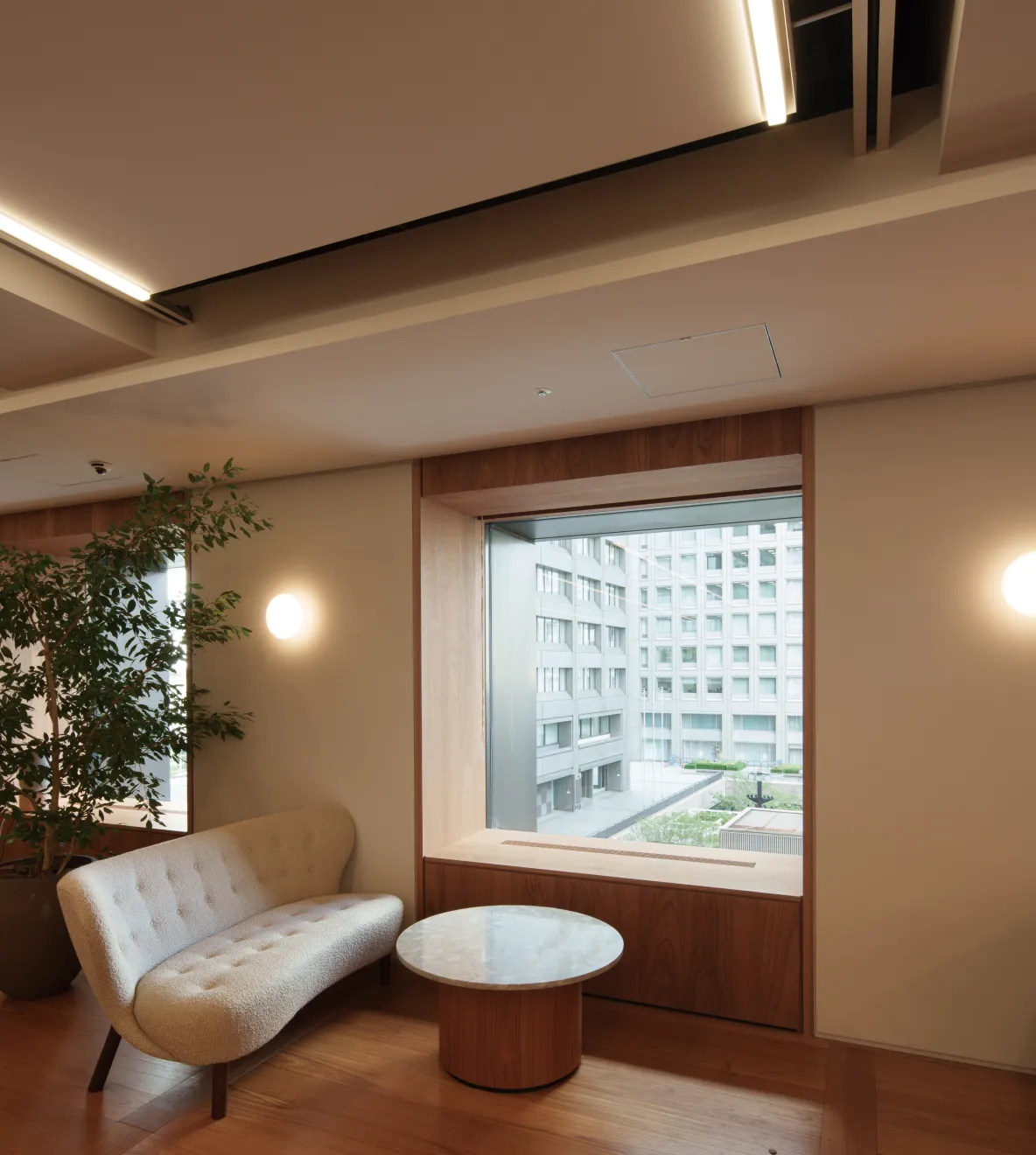 アーキデザインの商品が採用された「三井物産都市開発 本社オフィス」 の柱間の内窓