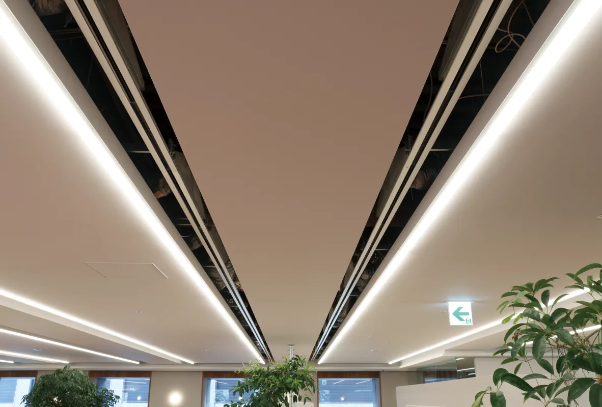 アーキデザインの商品が採用された「三井物産都市開発 本社オフィス」 の天井