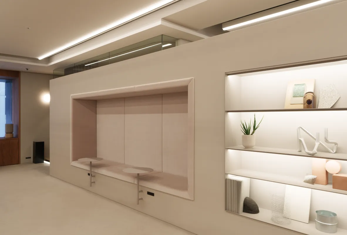 アーキデザインの商品が採用された「三井物産都市開発 本社オフィス」 のラウンジ内のシェルフとブース席も兼ねた間仕切り壁