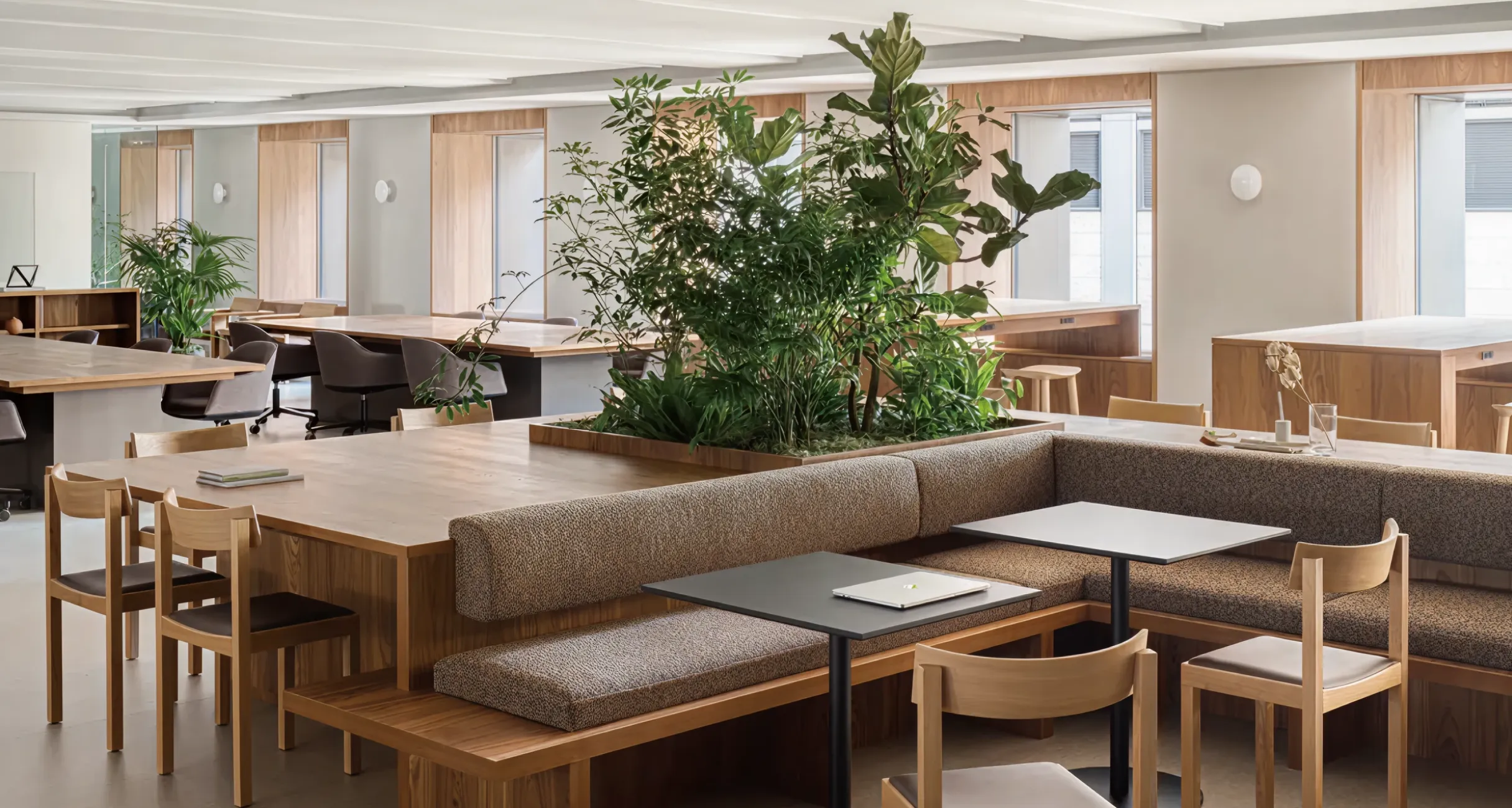 アーキデザインの商品が採用された「三井物産都市開発 本社オフィス」 のオフィスエリアのワークスペース