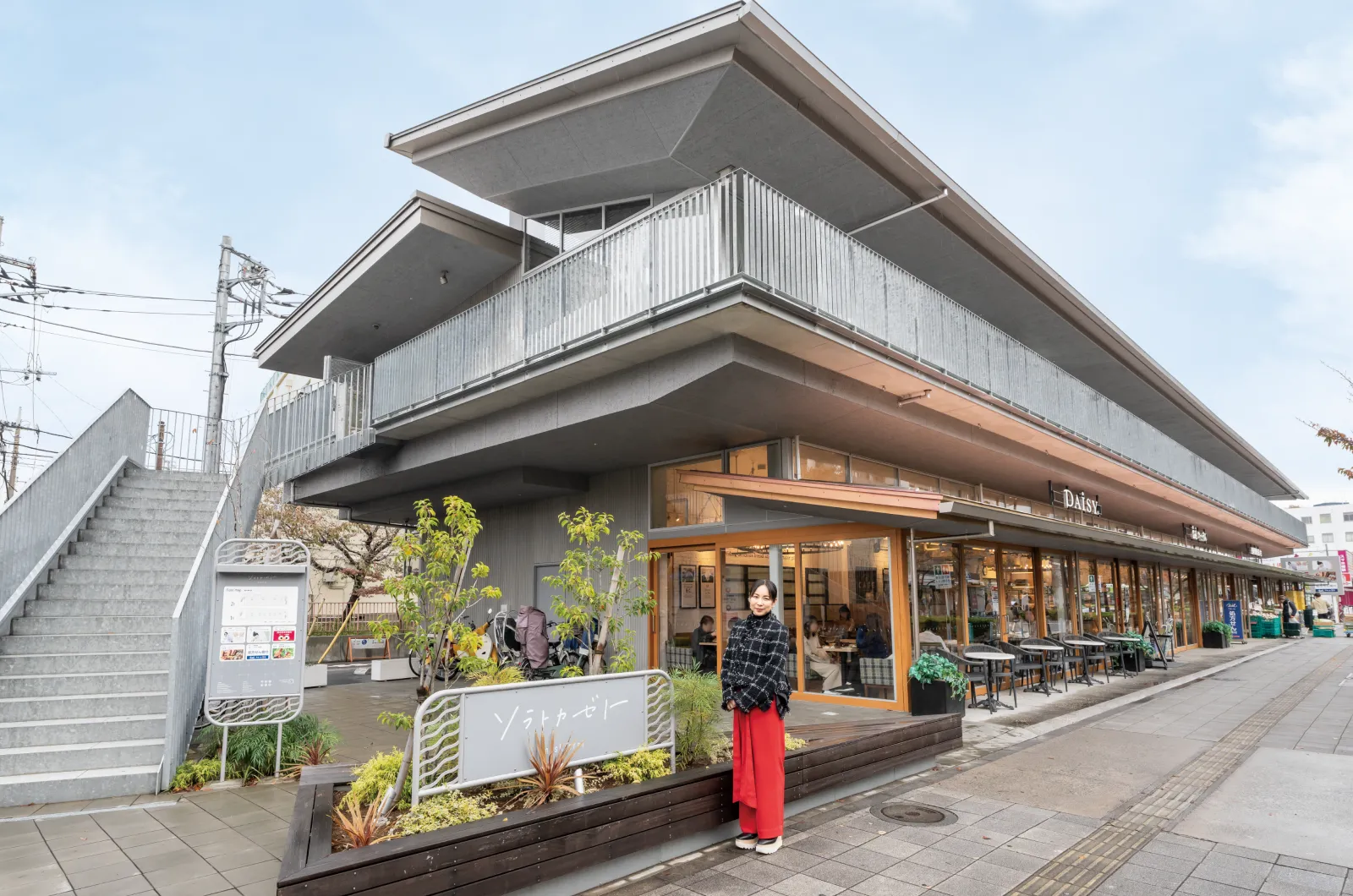 アーキデザインの商品が採用された「ソラトカゼト西新井」の西側外観。設計は永山祐子建築設計の永山祐子さん