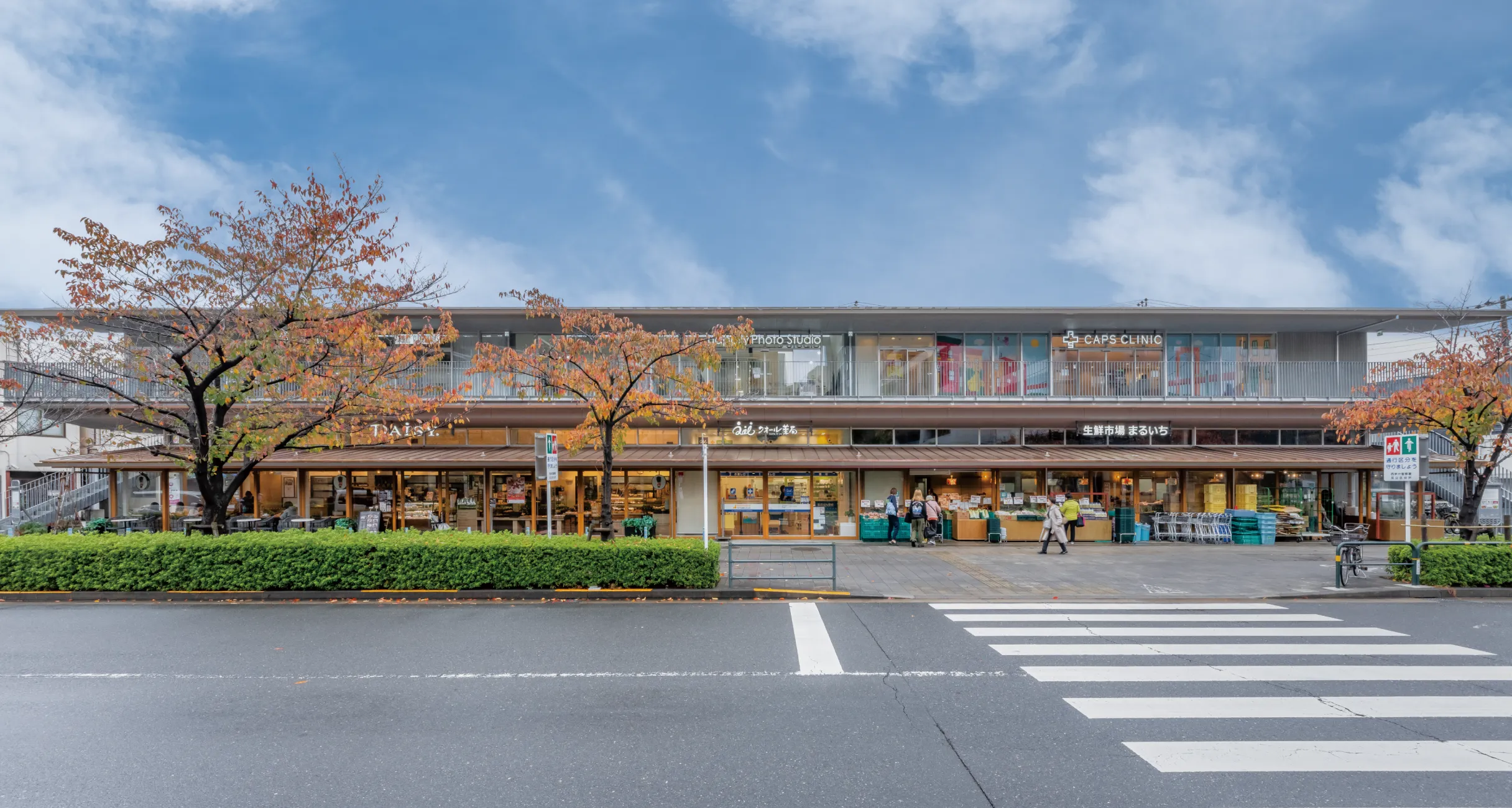 アーキデザインの商品が採用された「ソラトカゼト西新井」の大通りから見る正面