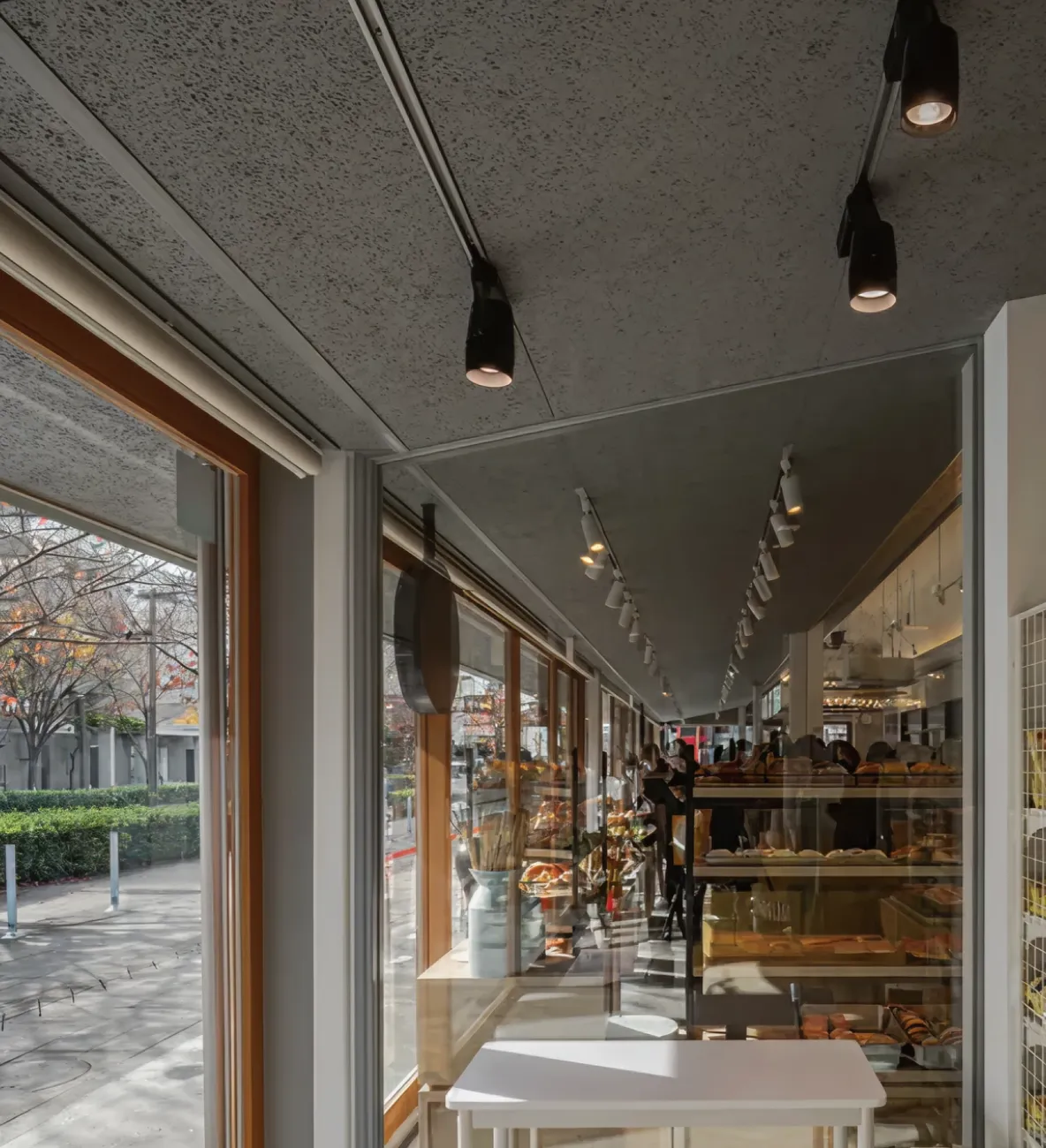 アーキデザインの商品が採用された「ソラトカゼト西新井」の1階の軒先空間