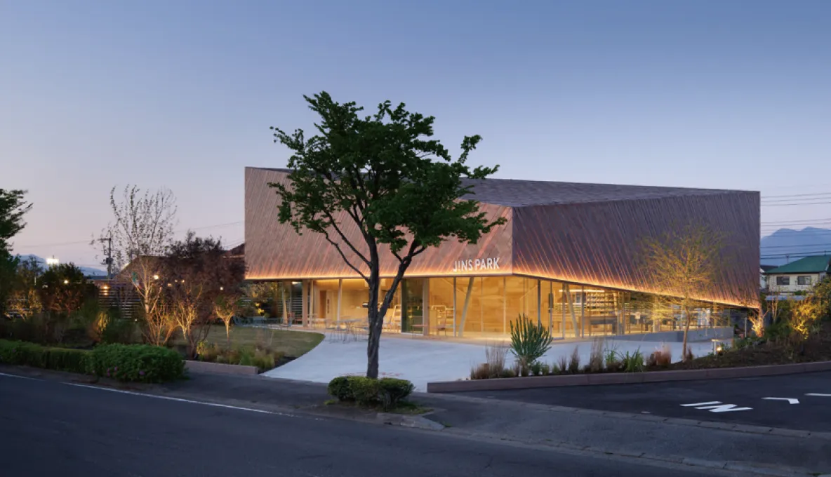 アーキデザインの商品が採用された「JINS PARK前橋」外観