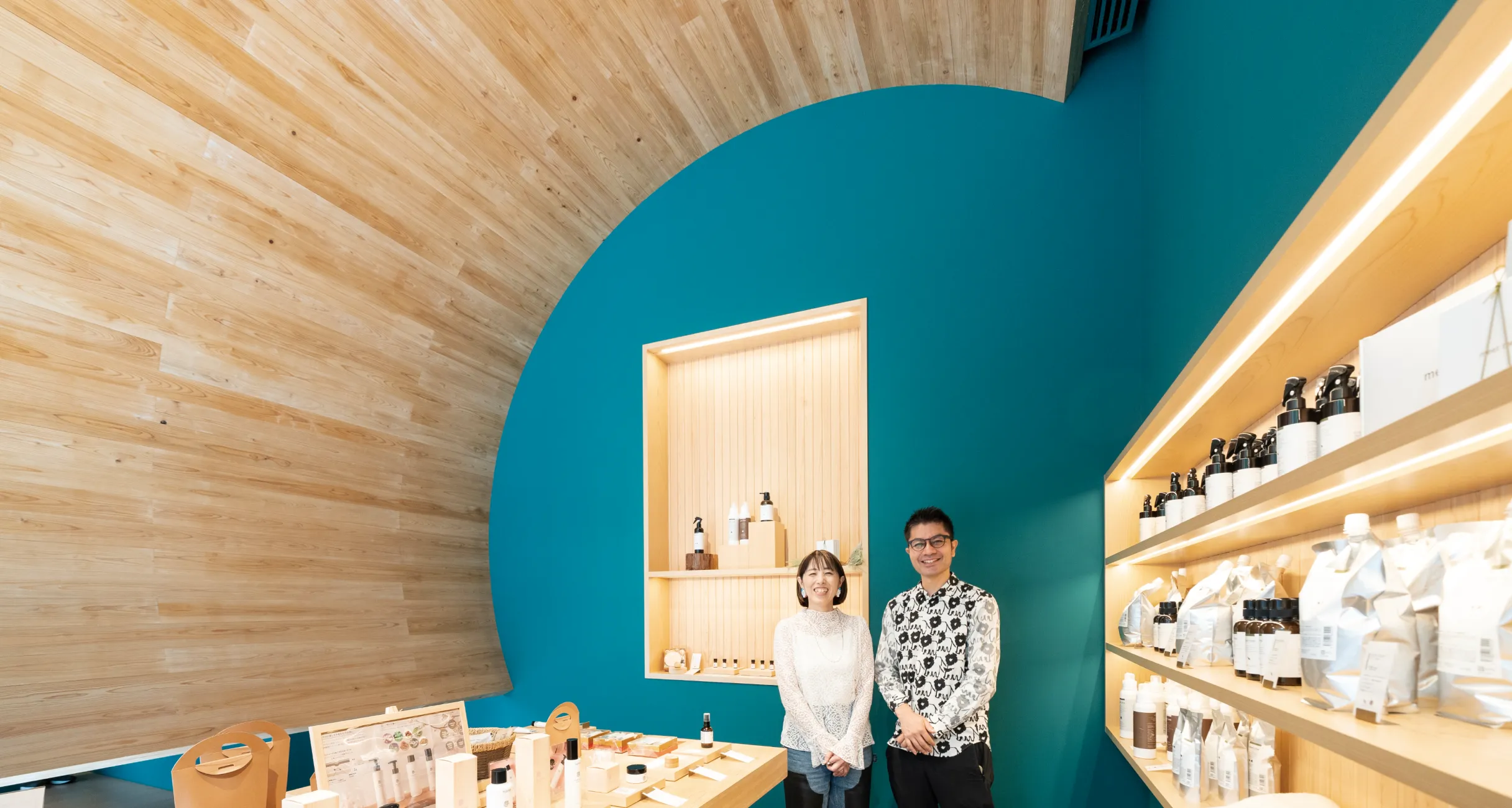 アーキデザインの商品が採用された「meet tree GINZA」のコスメ売り場。設計は成瀬・猪熊建築設計事務所の成瀬友梨さんと猪熊純さん