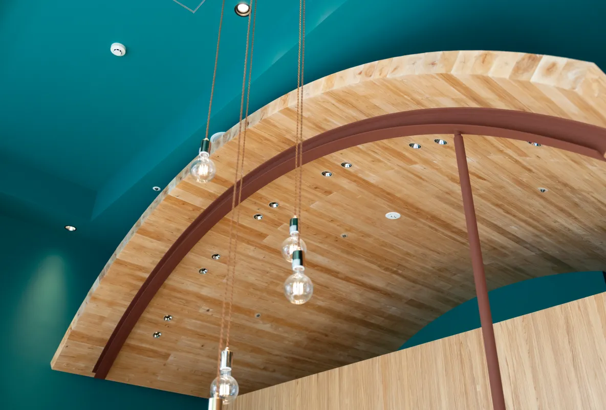 アーキデザインの商品が採用された「meet tree GINZA」の天井