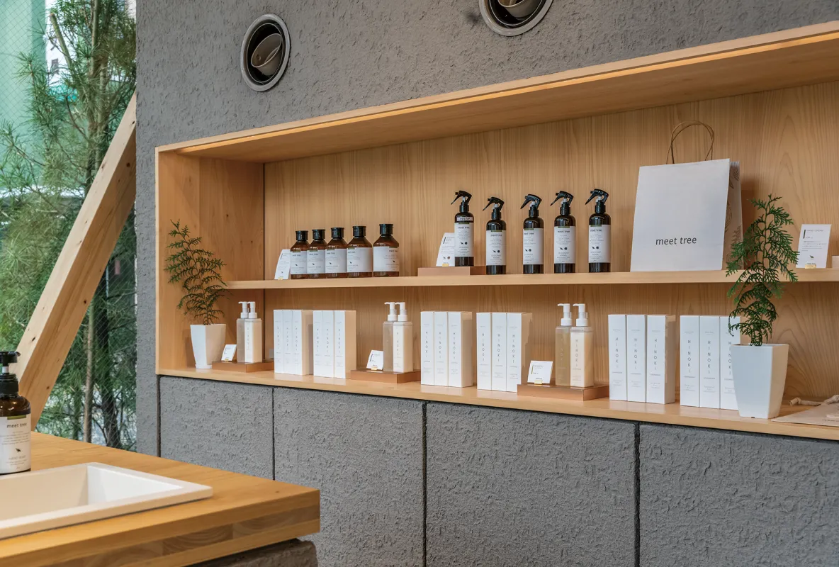 アーキデザインの商品が採用された「meet tree NAKATSUGAWA」（2025年1月現在休業中）の商品陳列棚