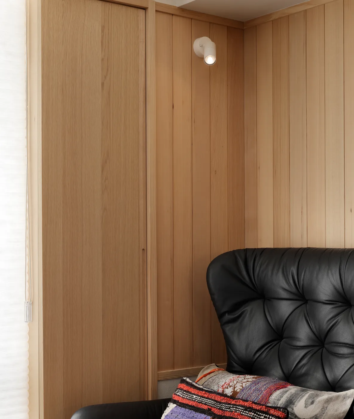 アーキデザインのスポットライトが採用された読書スペース