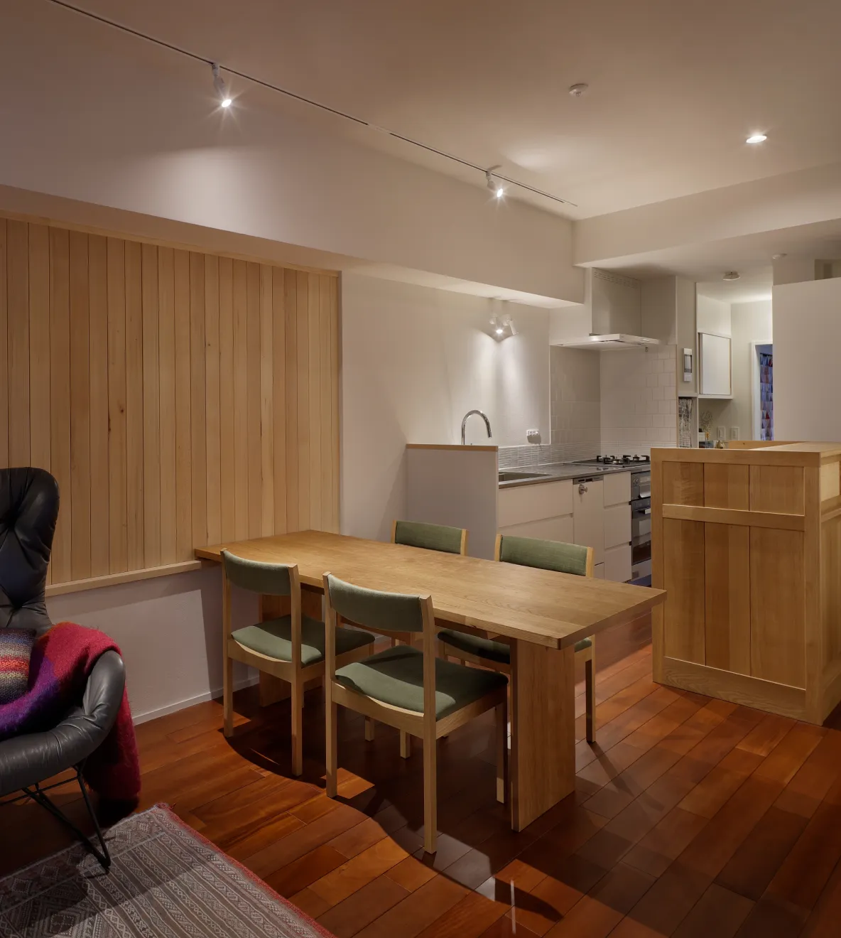 アーキデザインのスポットライトが採用されたリビング