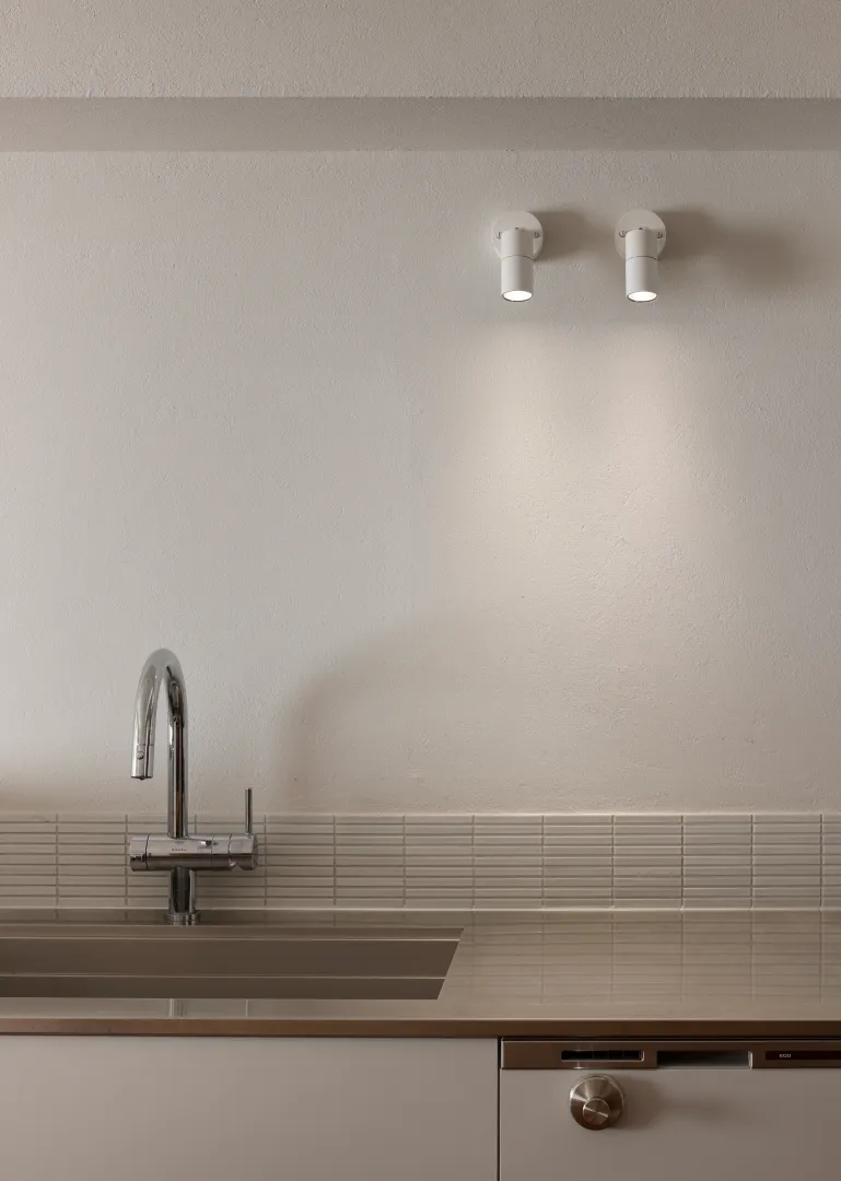 キッチンに2つ配置されたスポットライト