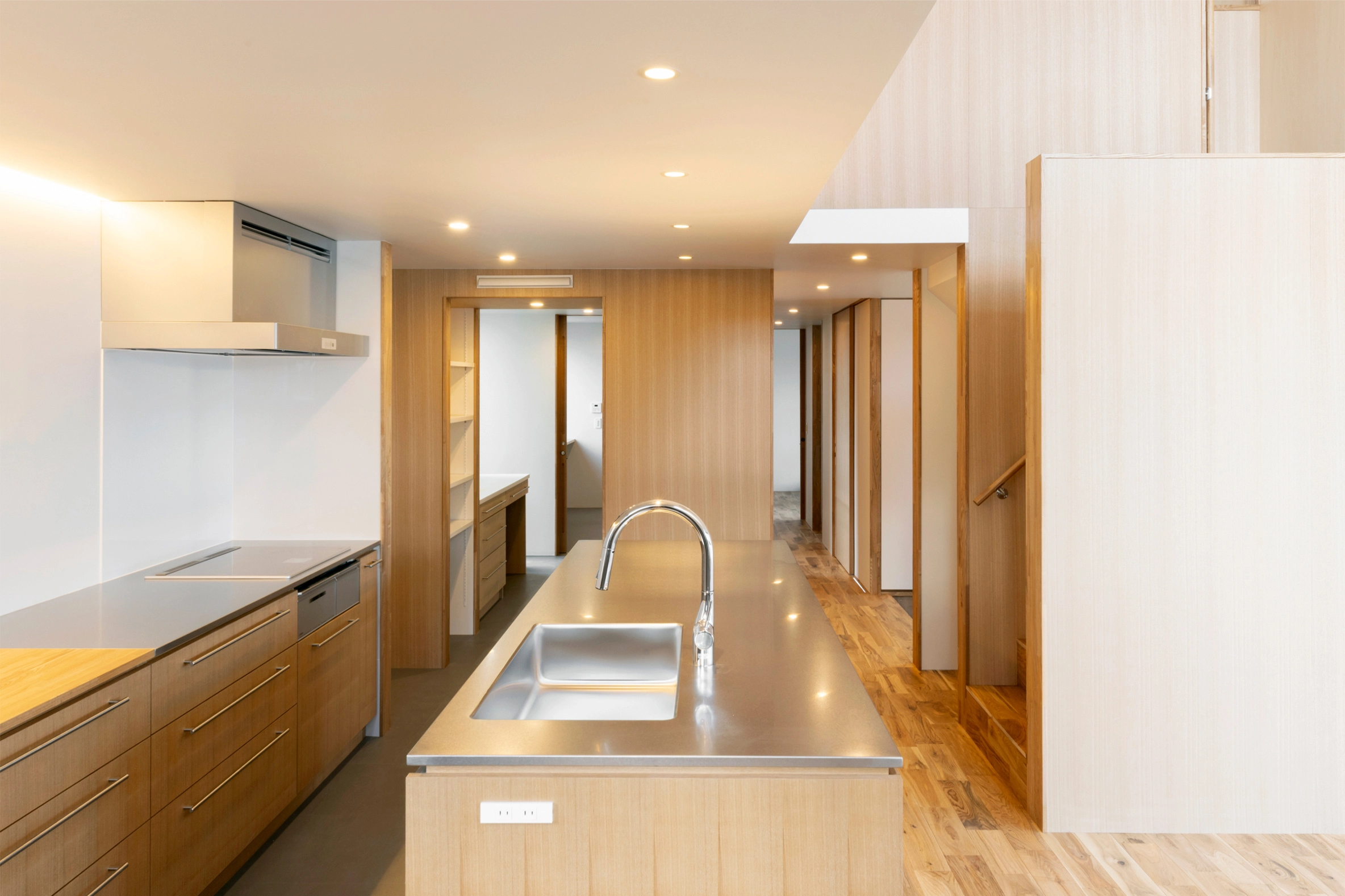 キッチン・リビングから玄関までの動線