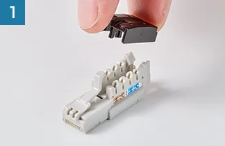 1.突起を引き上げてキャップを外す。