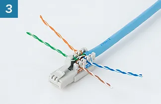 3.心線をラベルのAまたはBの色に合わせて溝に挿入する。