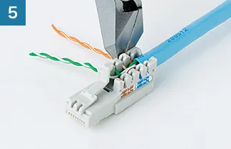 5.余線を1mm以下に切断し、キャップをはめる。