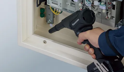 配電盤のホコリ除去に