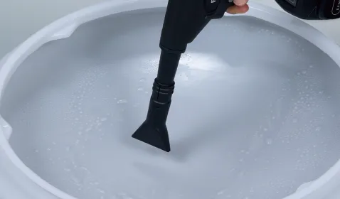 照明器具カバー水洗い後の水滴飛ばしに