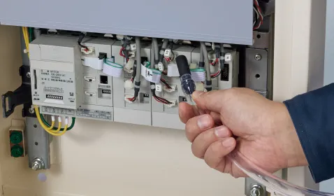 盤内や製造設備の入り組んだ場所・奥まった場所の清掃に