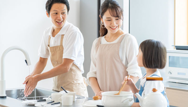 写真：キッチンで手洗いをしている親子