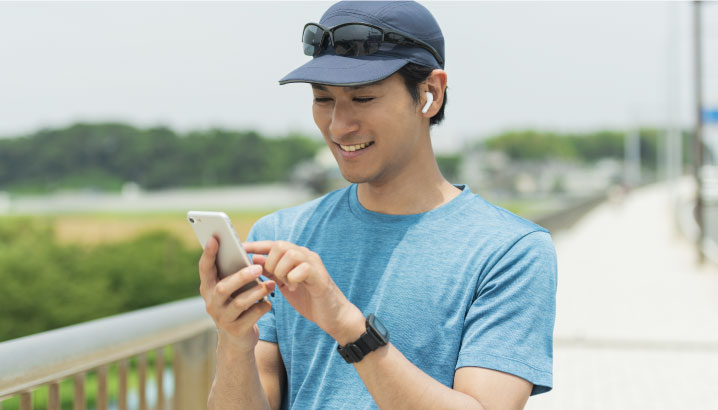 写真：スマホを触っている男性