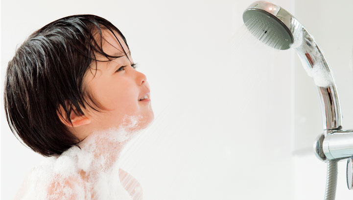 写真：シャワーを浴びている子供
