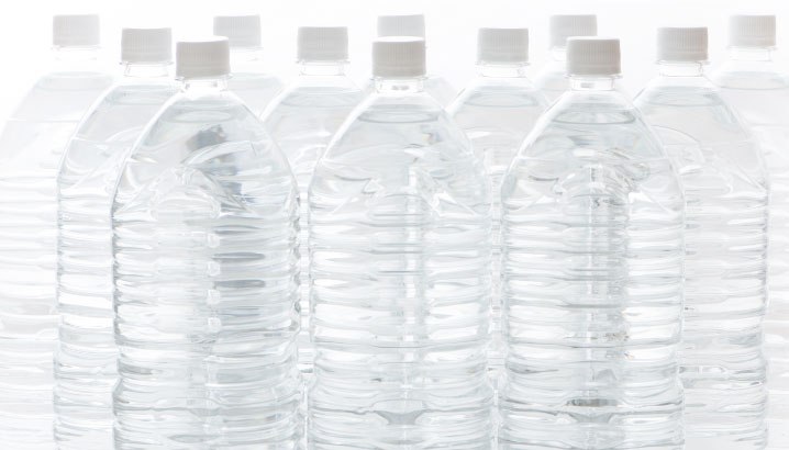 写真：たくさんのペットボトル（水を備蓄するイメージ）