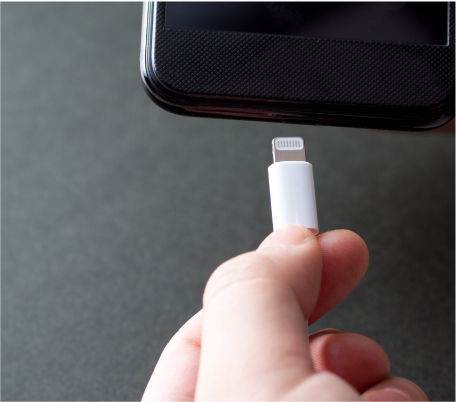 スマホを充電するイメージ