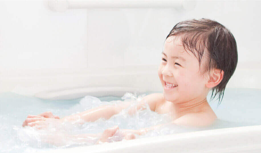 写真：入浴中の子供