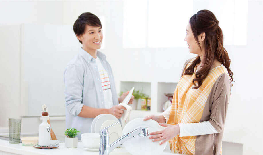 写真：キッチンで後片付けをしている夫婦