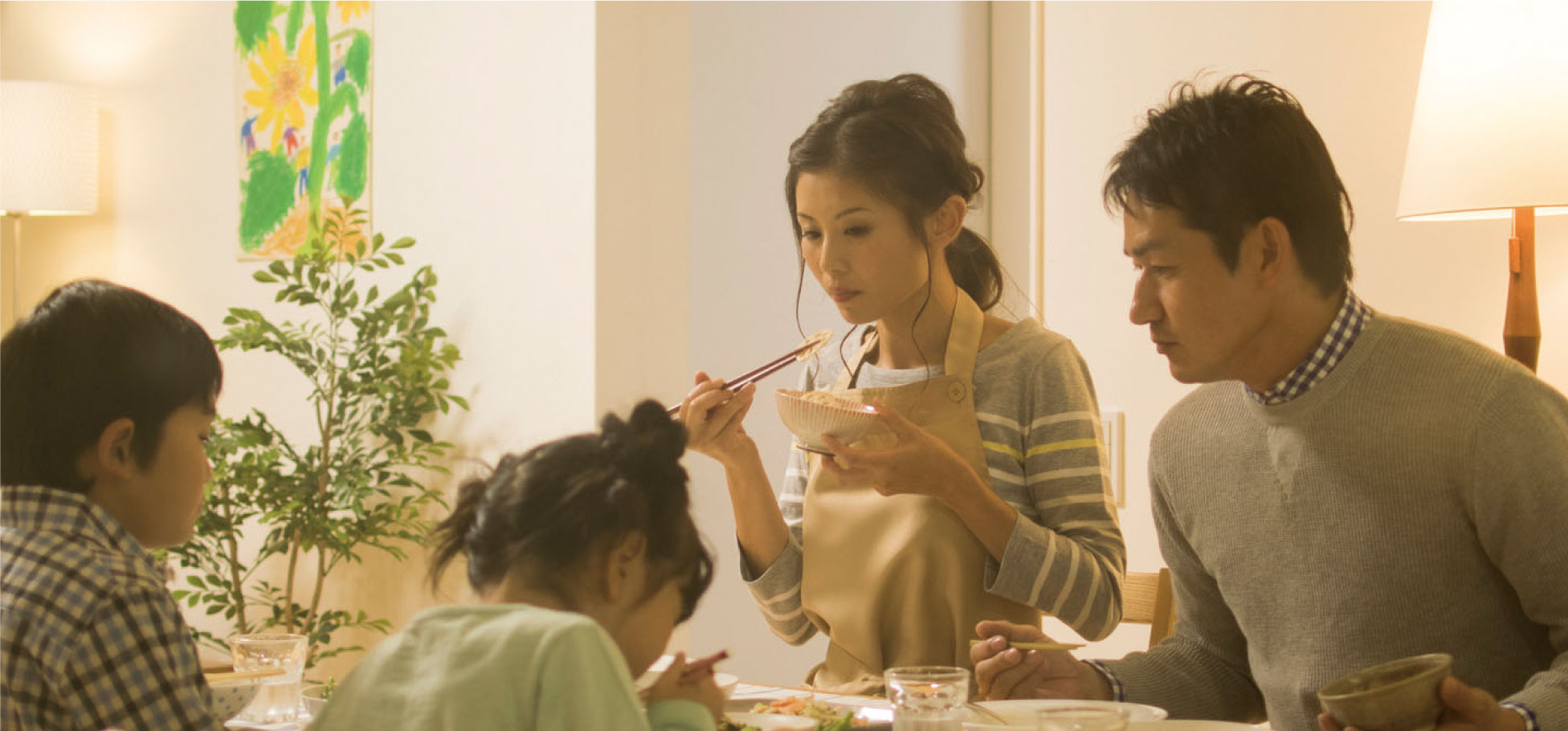 写真：食卓で食事をとる家族