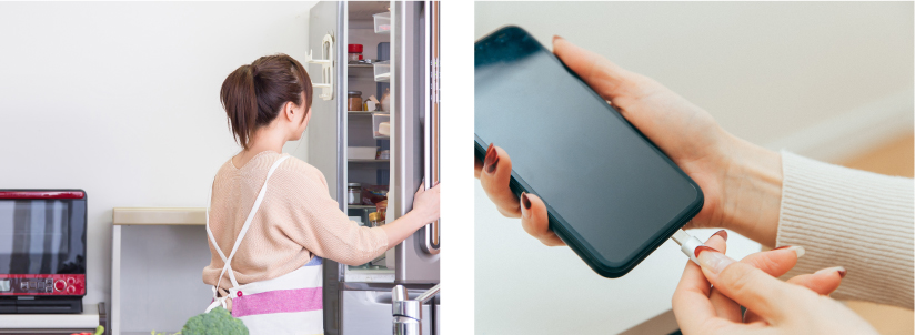 写真:1枚目…冷蔵庫を開ける女性、2枚目…暗い部屋で充電中のスマートフォン