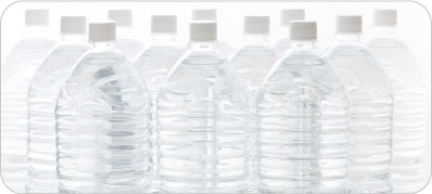 写真:たくさんのペットボトル(水を備蓄するイメージ)