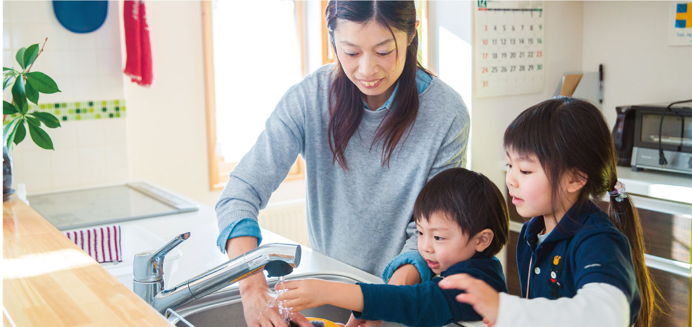 写真:キッチンでの奥様とお子様のお写真