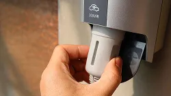 自宅で電気自動車（EV）を充電するには？電気自動車充電設備や充電時間を解説