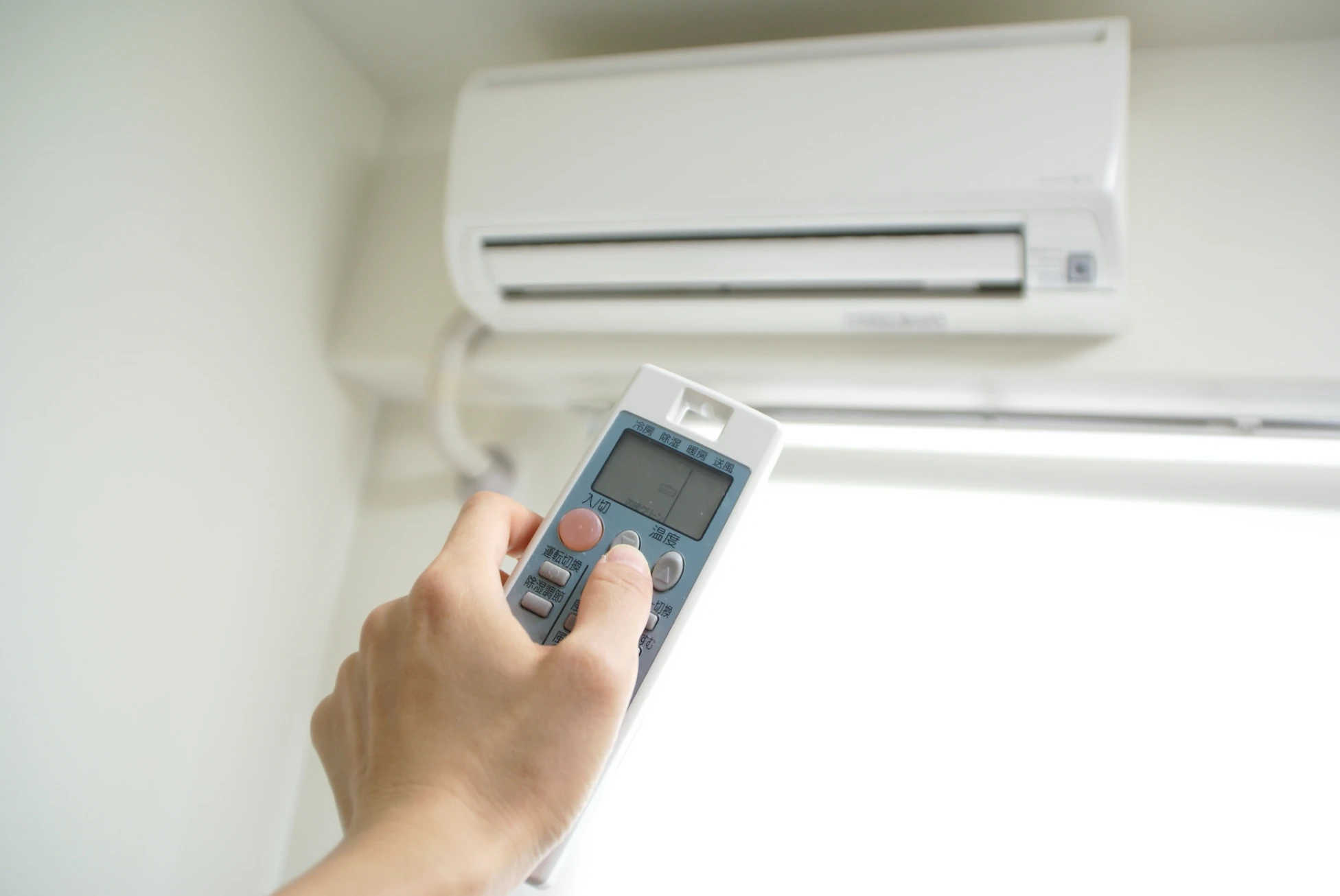 夏のエアコンは、つけっぱなしとこまめなオンオフではどちらが電気代を抑えられる？